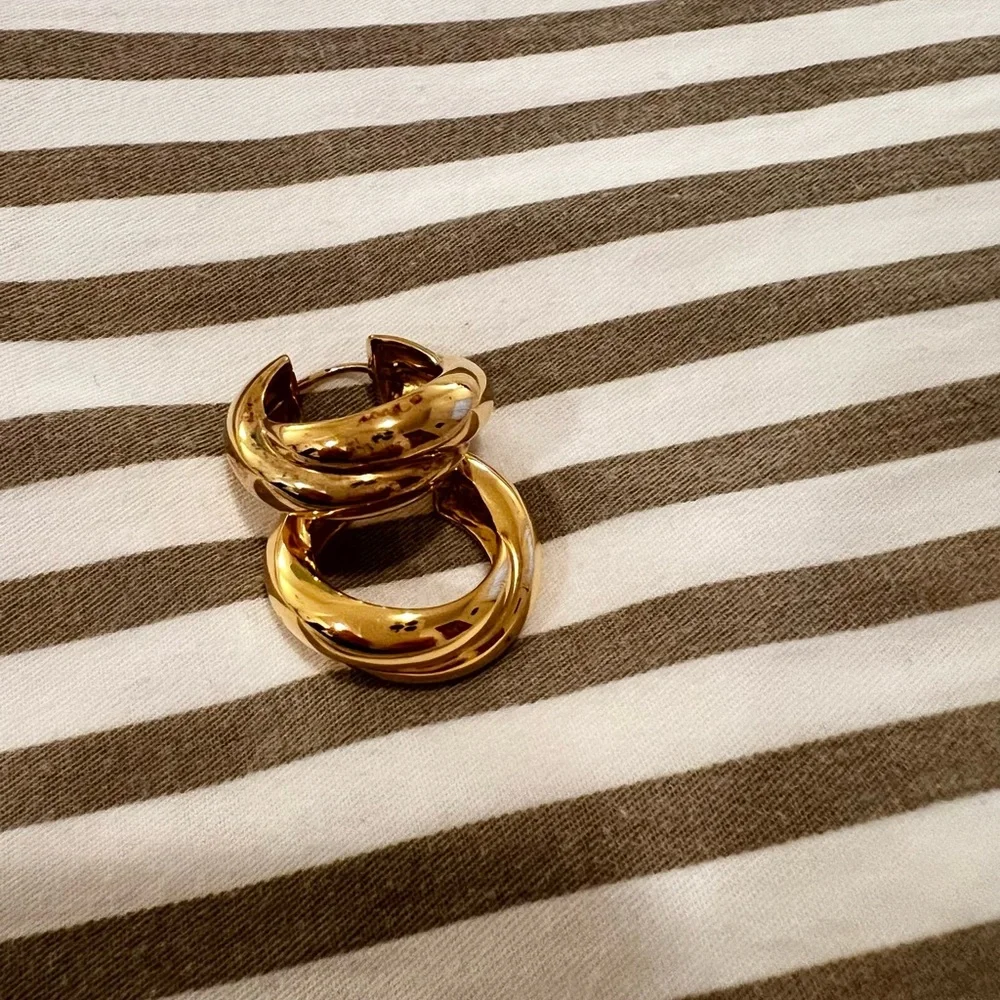 Missoma x Lucy Williams Chunky Medium Entwine Gold Hoop Earrings - Picture 2 of 4